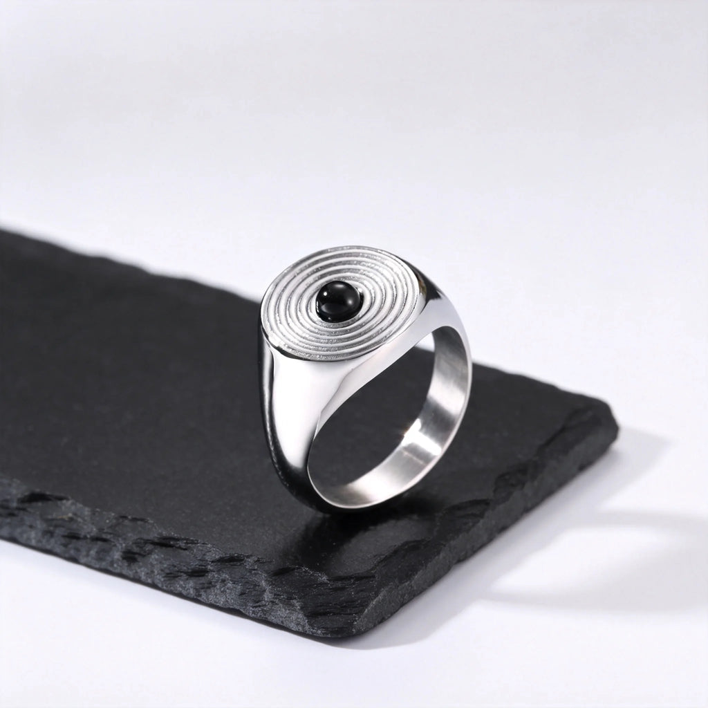 Onyx Siegelring mit kleinem rundem Stein und Kreisrelief