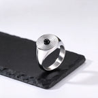 Onyx Siegelring mit kleinem rundem Stein und Kreisrelief