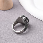 Onyx Ring mit großem ovalem Cabochon und Krappenfassung