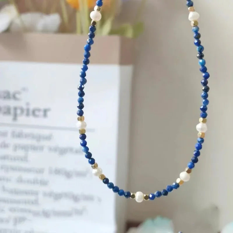 Lapislazuli Halskette mit blauen Perlen und weißen Perlenakzenten