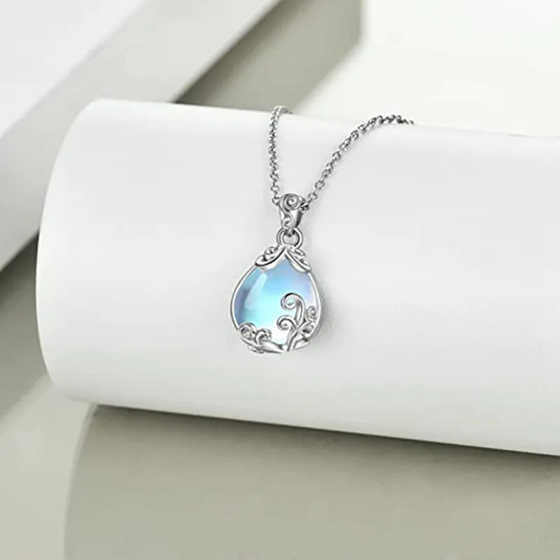 Mondstein Kette mit tropfenförmigem Anhänger und Ornamenten