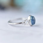 Aquamarin Cabochonring mit ovalem Stein und Spiralornament