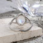 Mondstein Ring mit ovalem Stein und Schleifenfassung