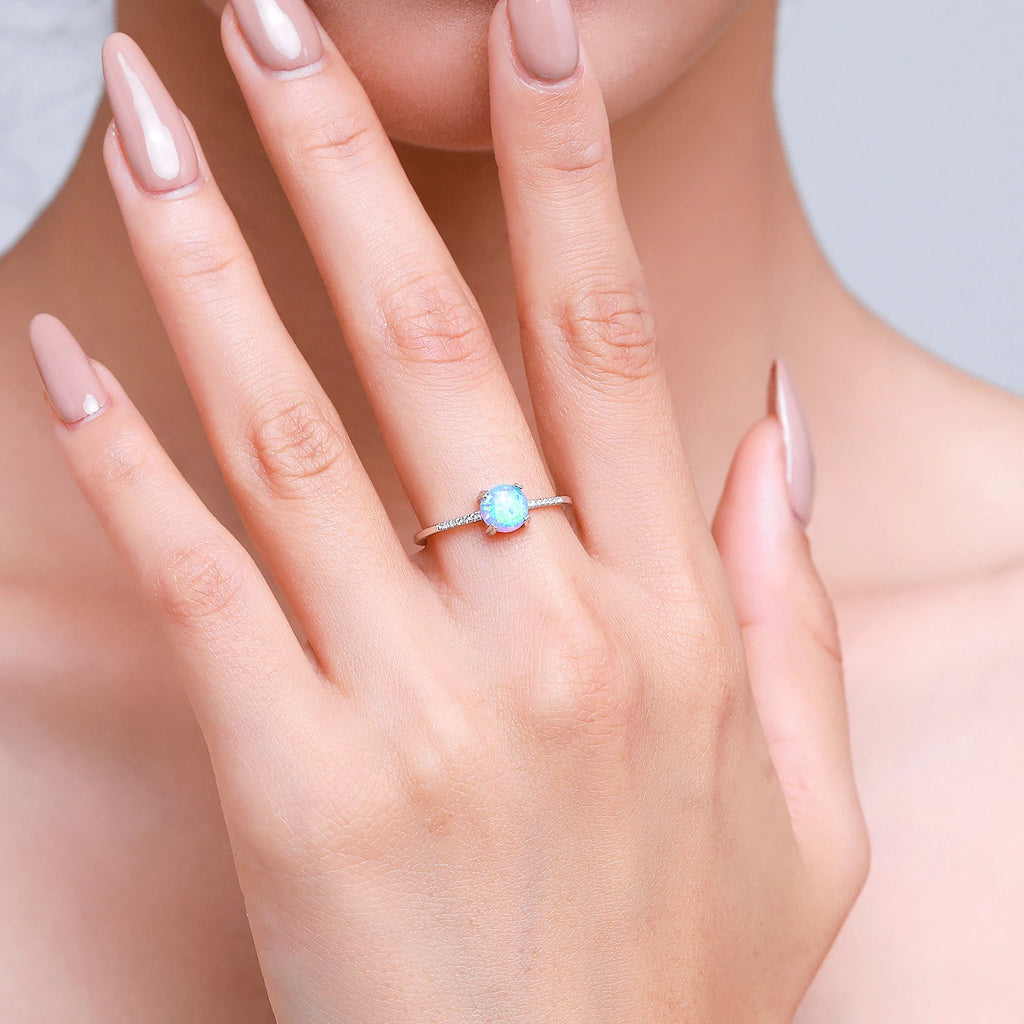 Blauer Opal Ring aus 925er Silber mit rundem Stein und Steinbesatz