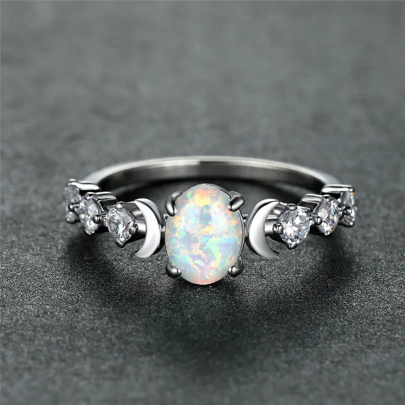 Opal Ring mit Mondsicheln und seitlichen Ziersteinen