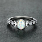 Opal Ring mit Mondsicheln und seitlichen Ziersteinen