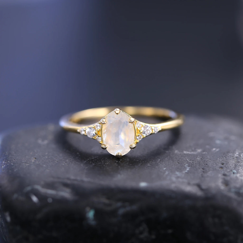 Gold Mondstein Ring mit Tropfenstein und Krappenfassung