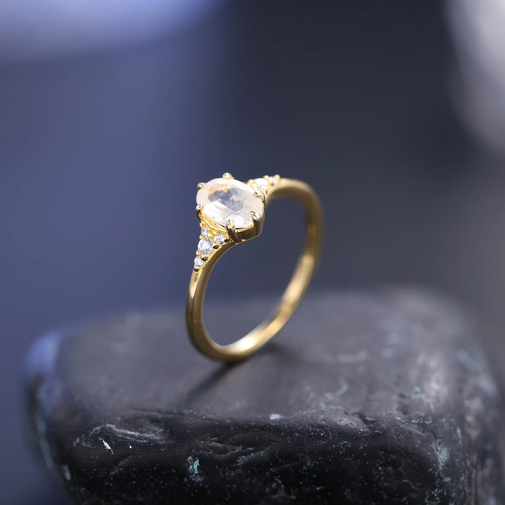 Gold Mondstein Ring mit Tropfenstein und Krappenfassung