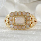 Opal Look Ring mit rechteckigem Mittelstein und Steinrahmen