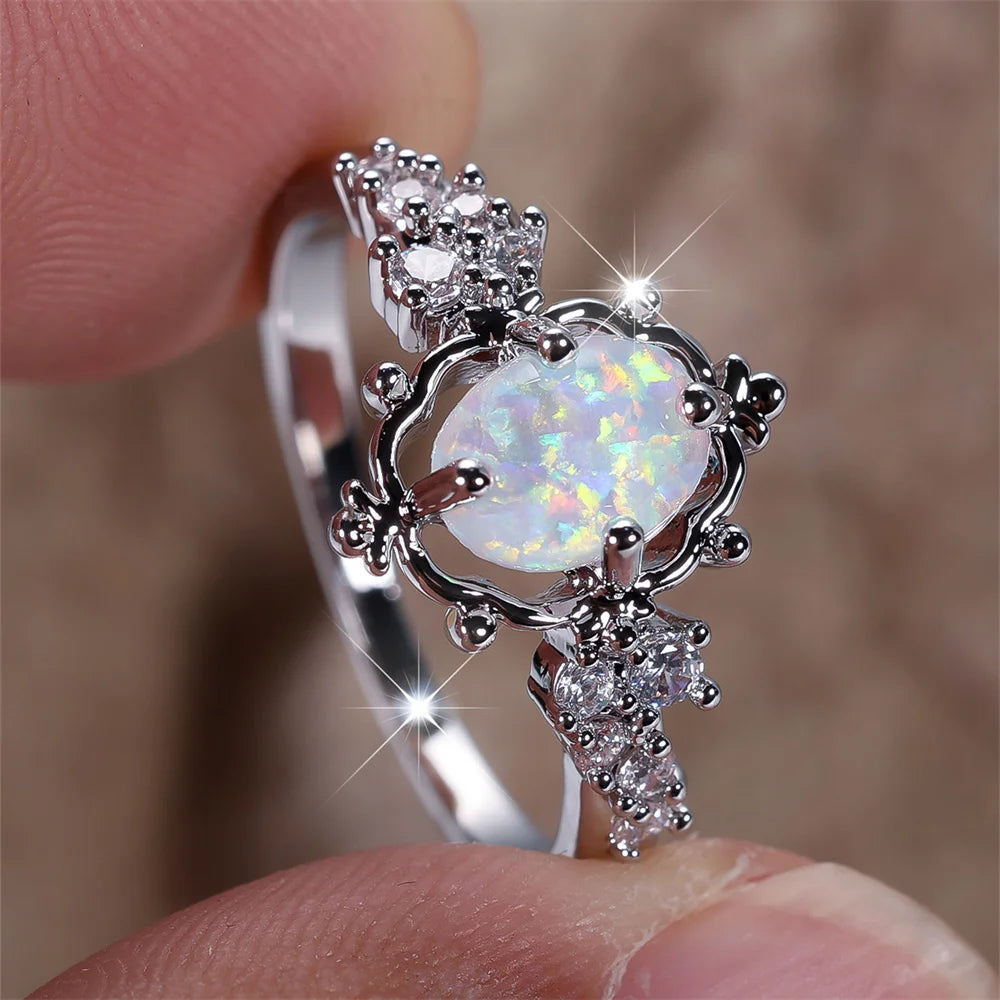 Opal Ring mit floralem Rahmen und Ziersteinen