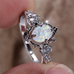 Opal Ring mit floralem Rahmen und Ziersteinen