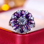 Amethyst Ring im Blütendesign mit violetten und klaren Ziersteinen
