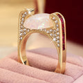 Opal Goldring mit großem ovalem Stein und roten Akzenten