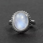 Ovaler Mondstein Ring mit Kordelrand