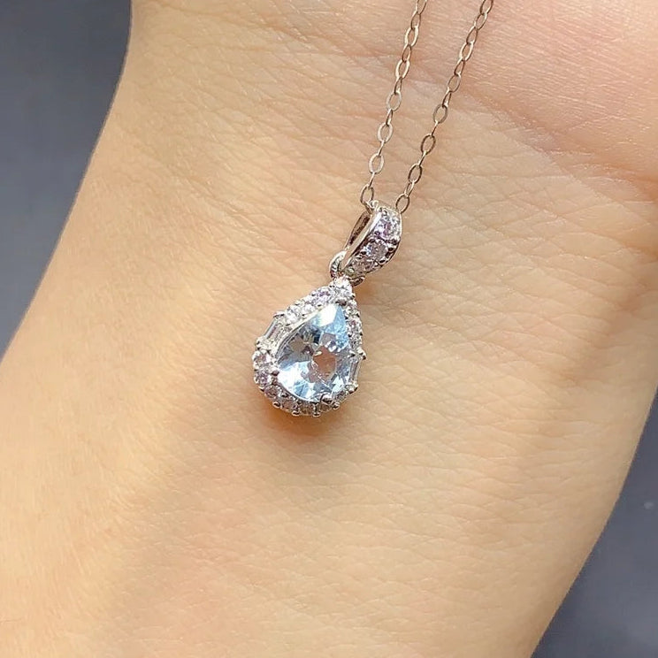 Aquamarin Halskette aus 925er Silber mit tropfenförmigem Anhänger und Ziersteinen