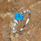 Blauer Opal Ring mit Mondsicheln und Ziersteinen