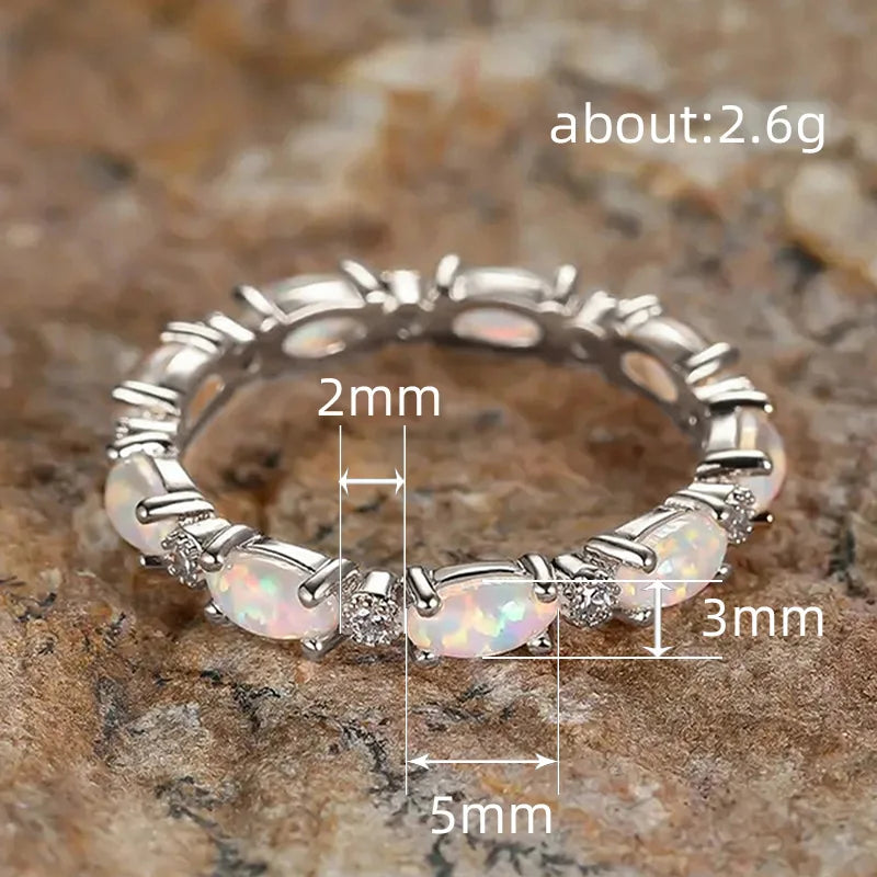 Opal Ring mit ovalen Steinen und Ziersteinen