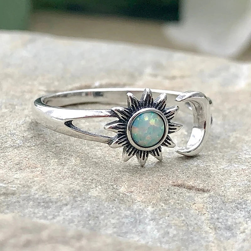 Offener Opal Ring mit Sonne und Mondsichel
