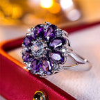 Amethyst Ring im Blütendesign mit violetten und klaren Ziersteinen