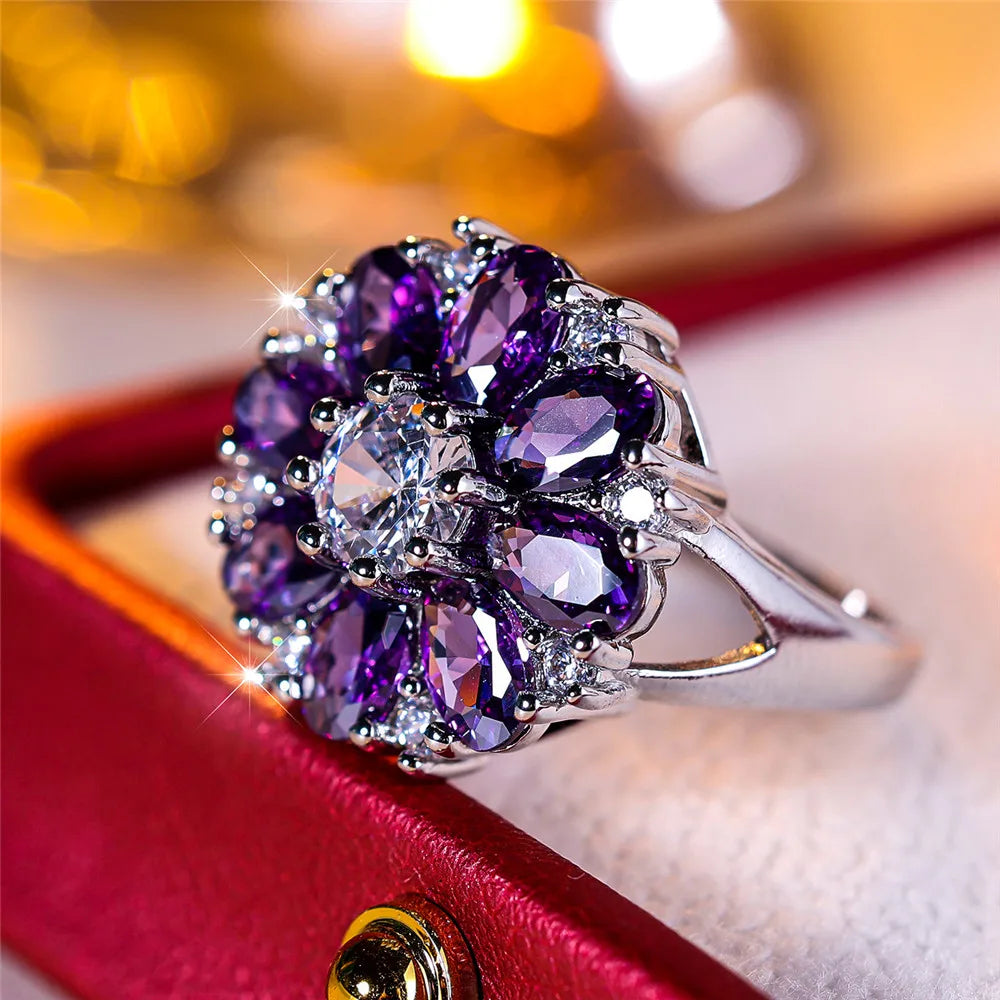 Amethyst Ring im Blütendesign mit violetten und klaren Ziersteinen