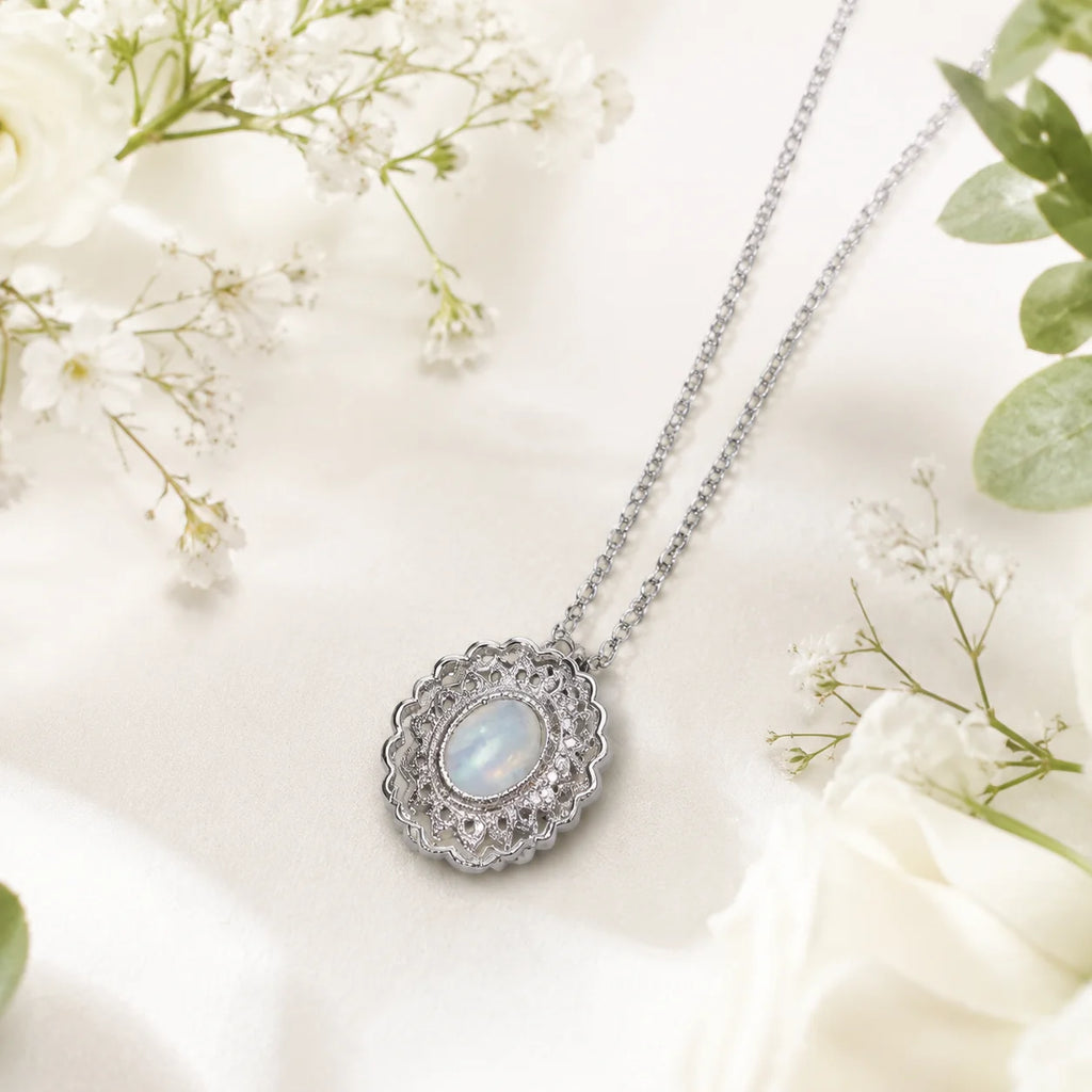 Mondstein Kette aus 925er Silber mit ovalem Blütenrahmen
