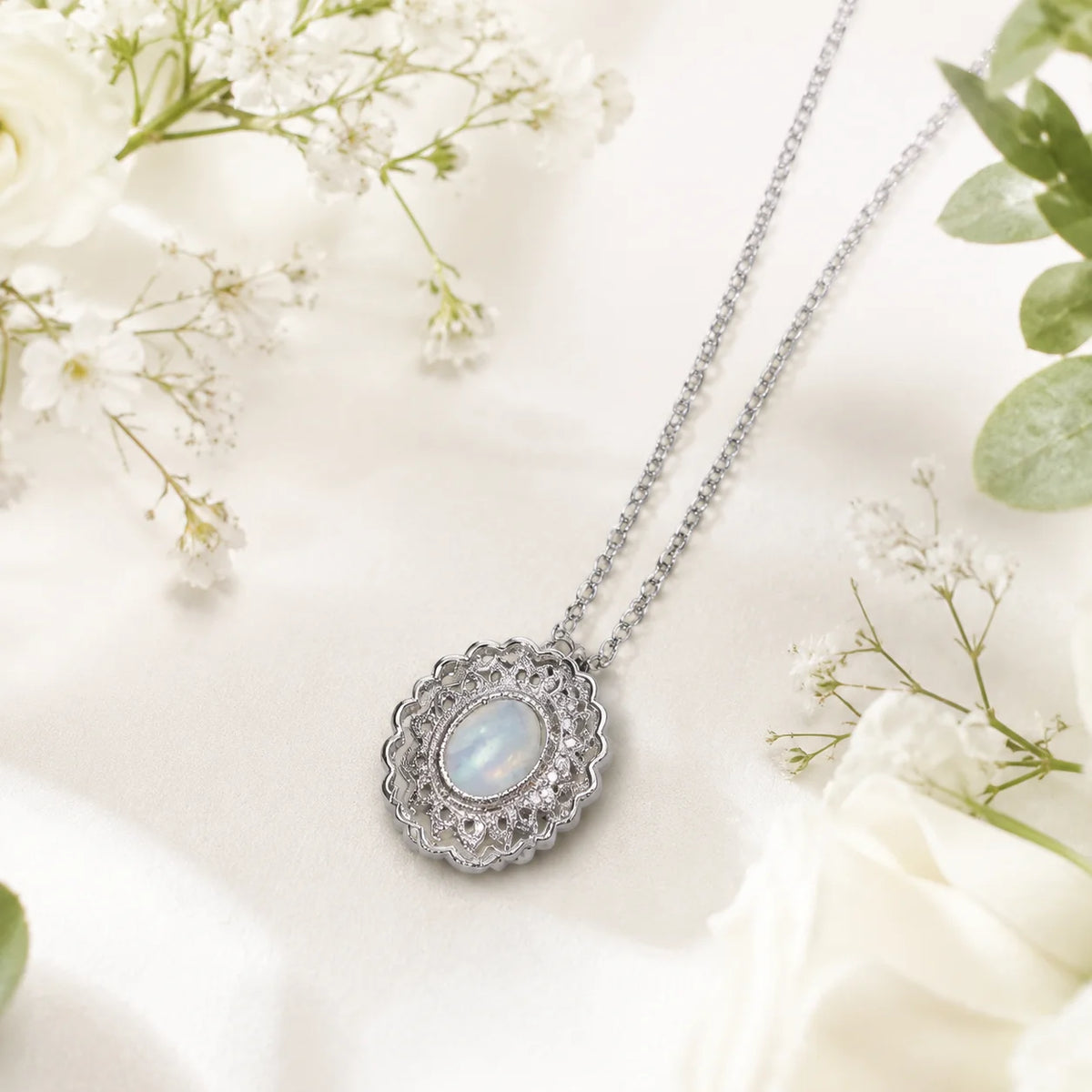 Mondstein Kette aus 925er Silber mit ovalem Blütenrahmen