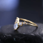 Mondstein Ring aus Gold mit Tropfenstein und seitlichem Steinbesatz