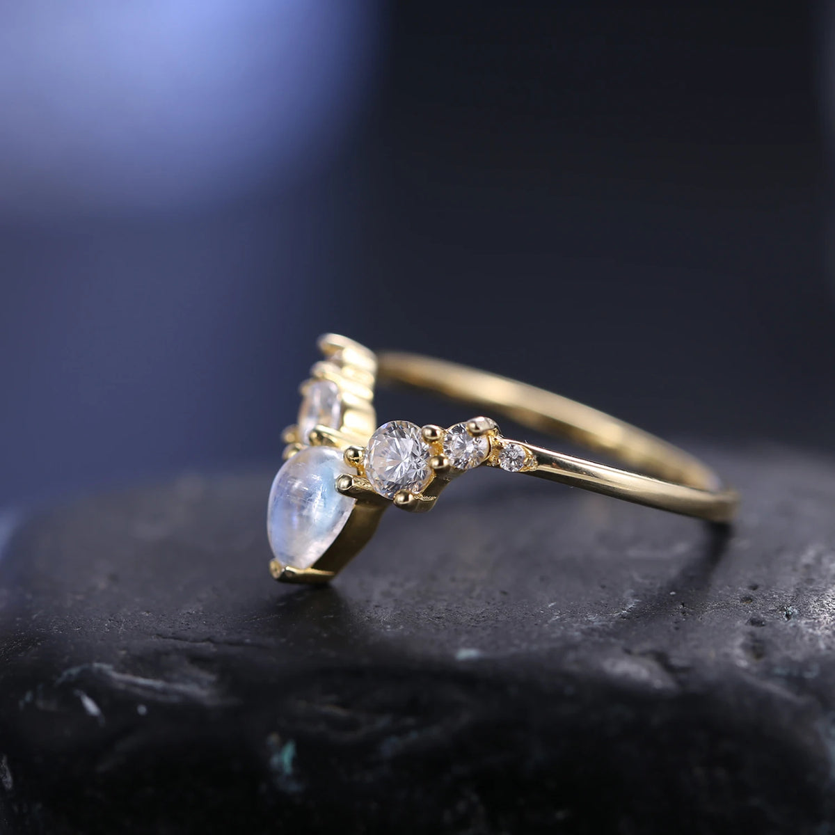 Mondstein Ring aus Gold mit Tropfenstein und seitlichem Steinbesatz