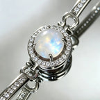 Mondstein Armreif mit rundem Cabochon und Ziersteinrahmen