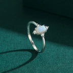 Opal Ring aus 925er Silber mit ovalem Stein und vier Ziersteinen