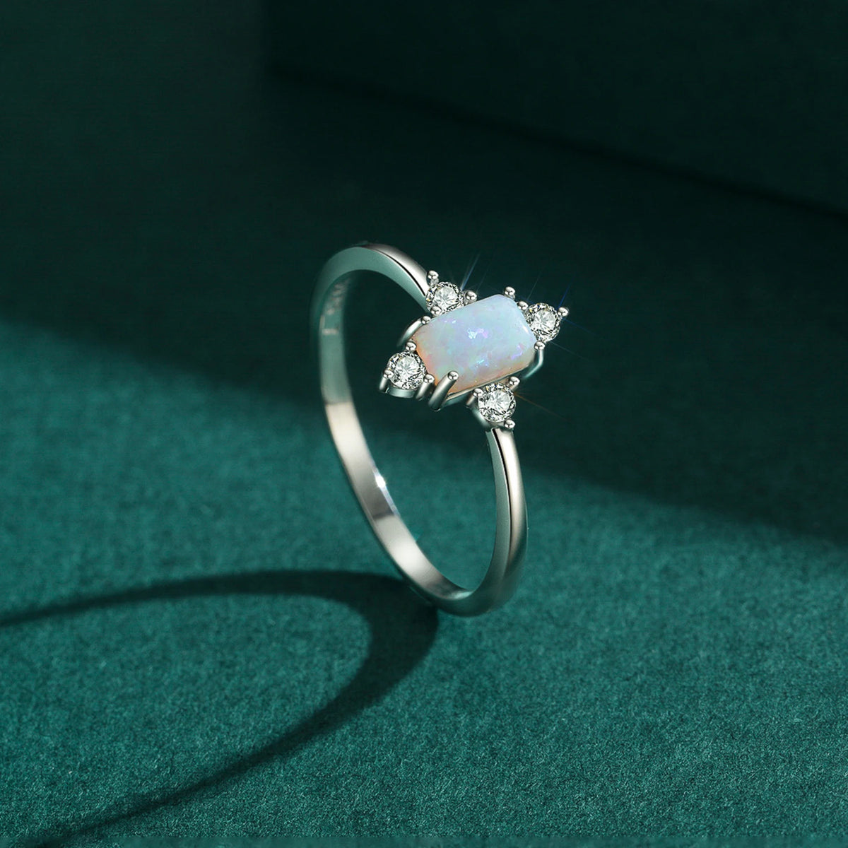 Opal Ring aus 925er Silber mit ovalem Stein und vier Ziersteinen