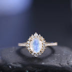 Echter Mondstein Ring aus Gold mit Halo-Fassung
