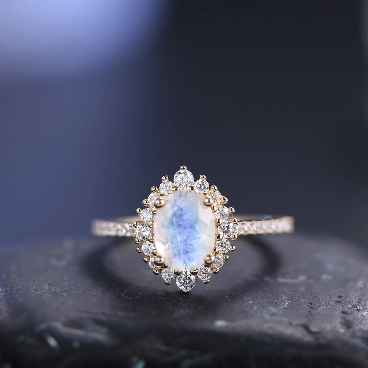 Echter Mondstein Ring aus Gold mit Halo-Fassung