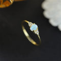 Opal Ring aus 925er Silber mit ovalem Stein und seitlichem Steinbesatz