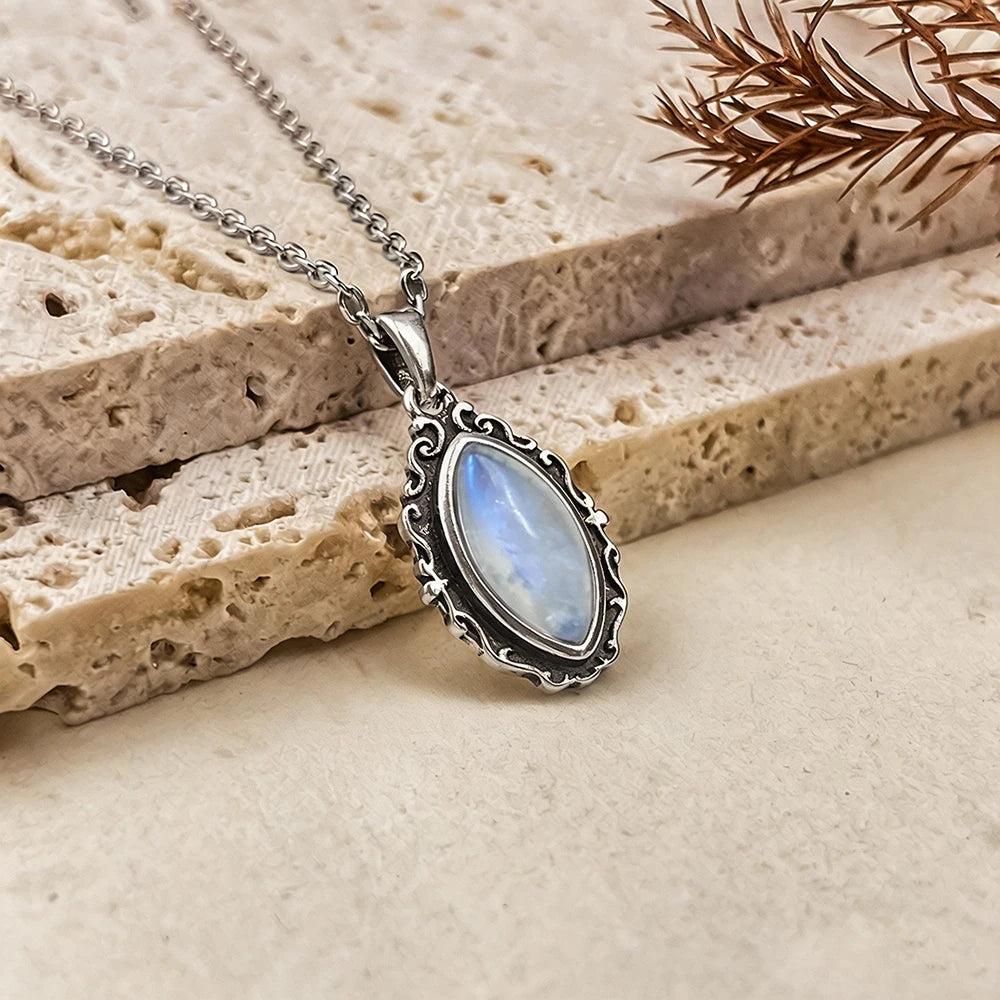 Mondstein Kette aus 925er Silber mit ovalem Ornamentanhänger