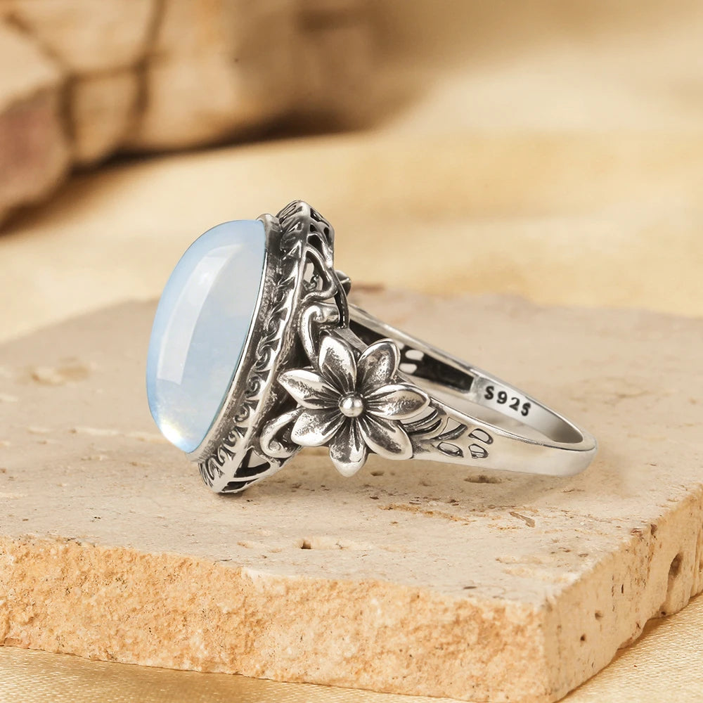 Aquamarin Cabochonring aus 925er Silber mit Blüten und Spiralrahmen