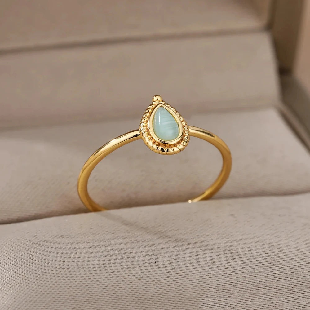 Filigraner Opal Ring mit tropfenförmigem Stein