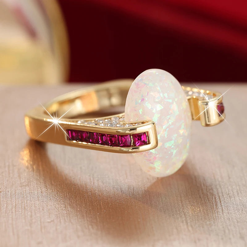 Opal Goldring mit großem ovalem Stein und roten Akzenten