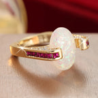 Opal Goldring mit großem ovalem Stein und roten Akzenten