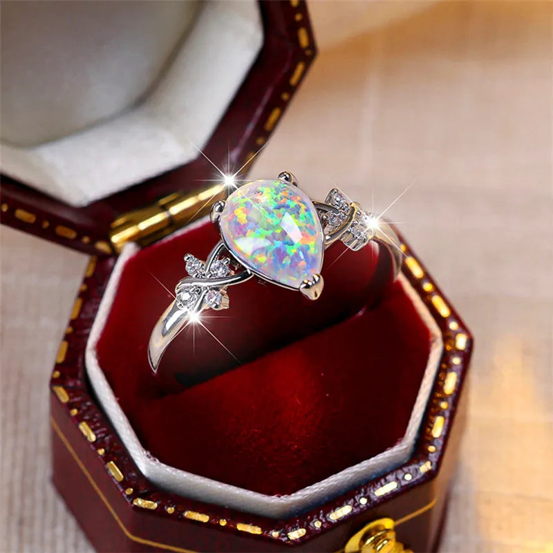 Opal Ring mit tropfenförmigem Stein und Blättern