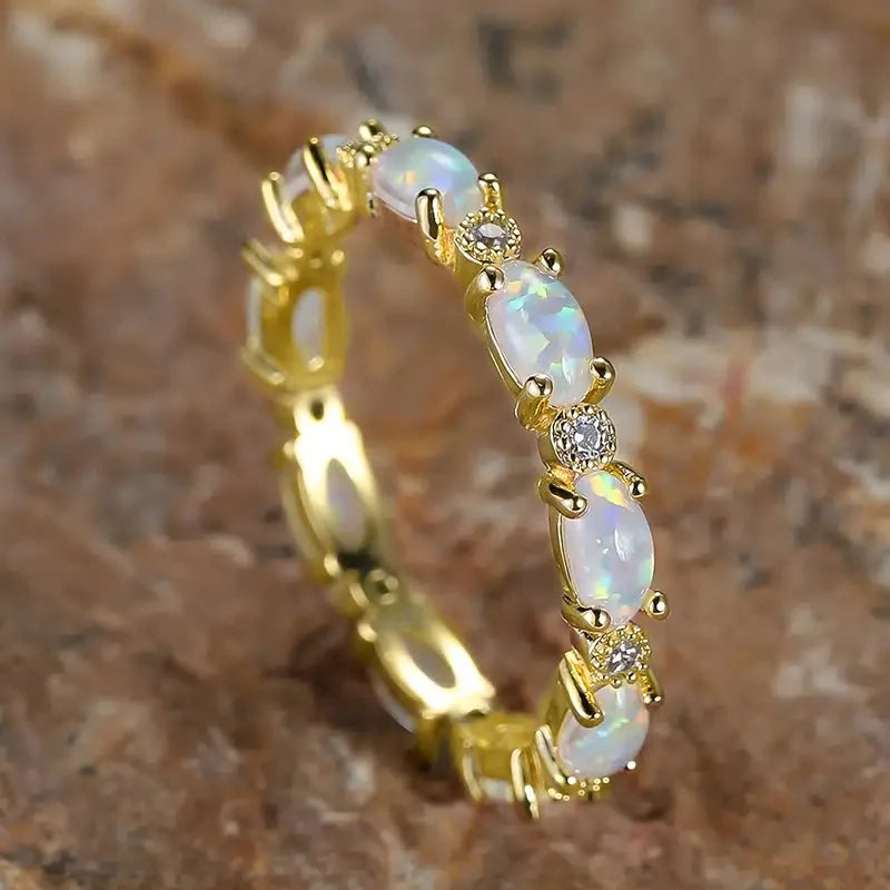 Opal Ring mit ovalen Steinen und Ziersteinen