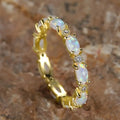 Opal Ring mit ovalen Steinen und Ziersteinen