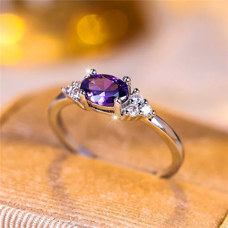 Amethyst Ring mit ovalem Stein und dreieckigen Ziersteinen