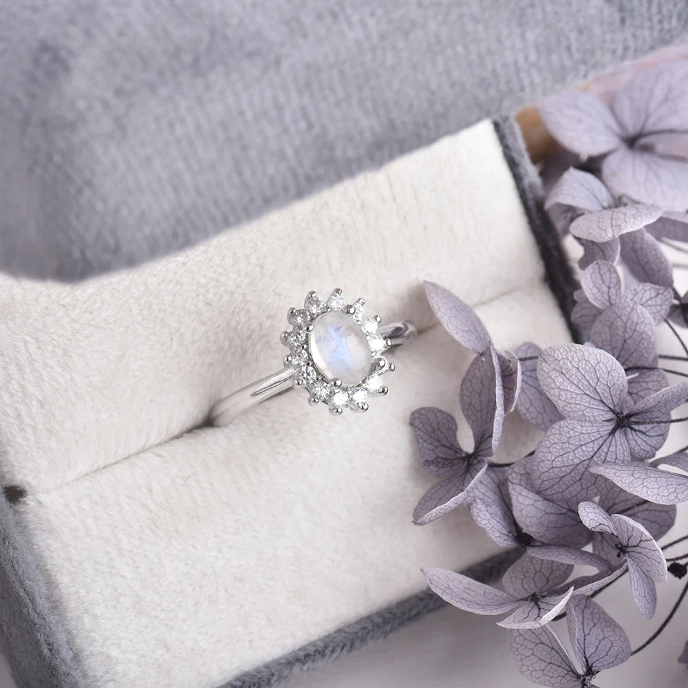 Zarter Mondstein Ring mit Schmucksteinen