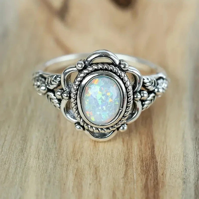 Opal Ring mit rundem Stein und Flechtrahmen