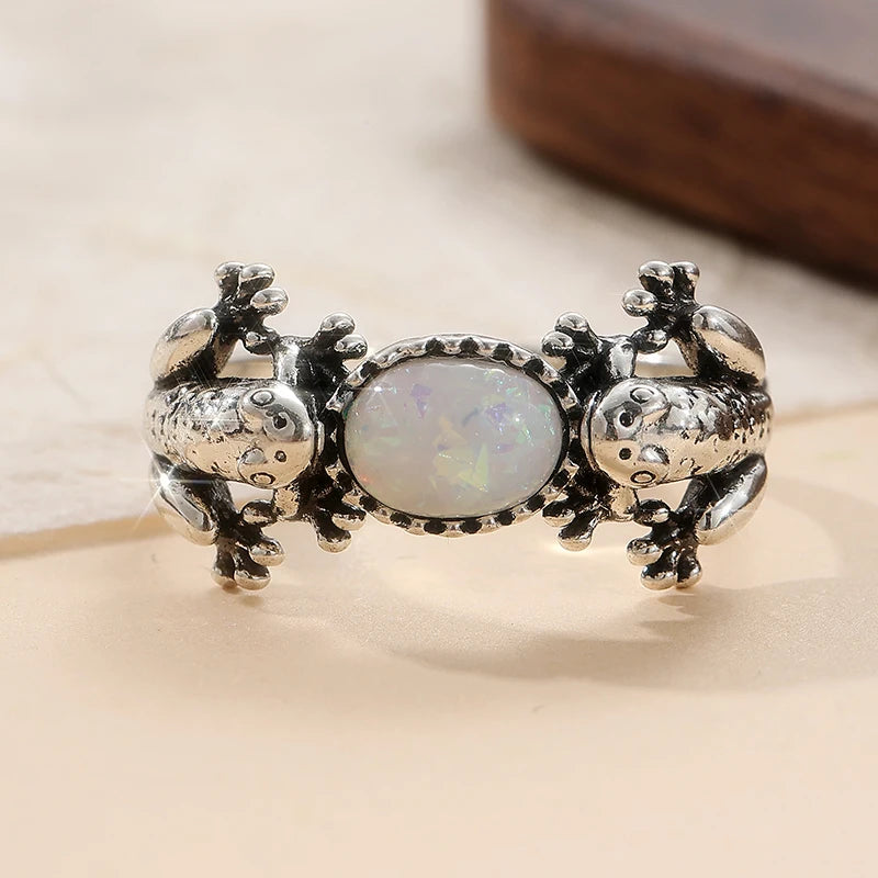 Opal Ring mit Froschmotiv und ovalem Stein
