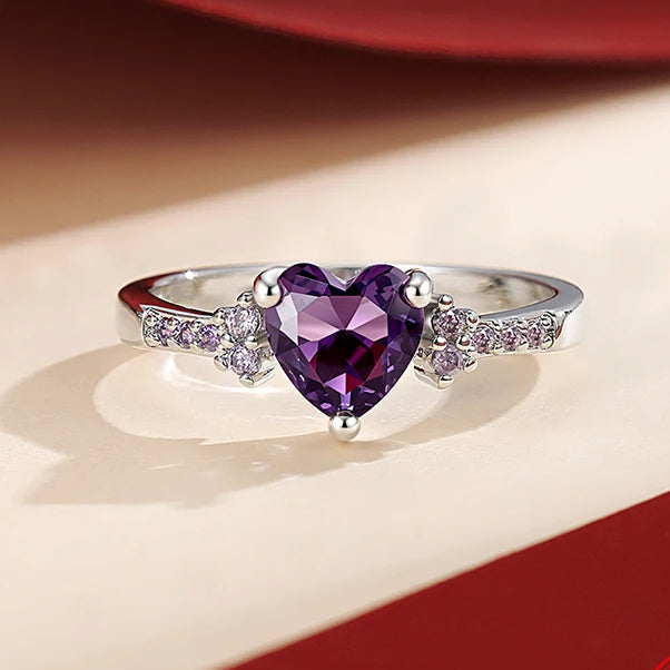 Amethyst Ring mit herzförmigem Stein und seitlichen Ziersteinen