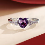 Amethyst Ring mit herzförmigem Stein und seitlichen Ziersteinen