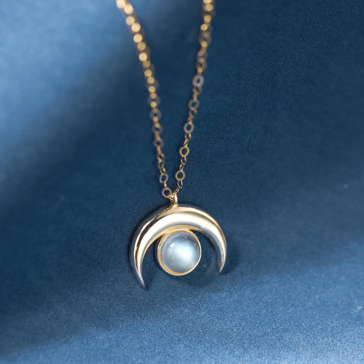 Mondstein Kette aus 925er Silber in Gold-Optik mit Mondsichel