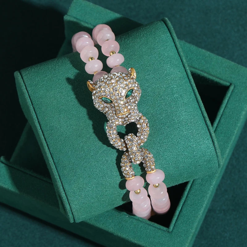 Doppelreihiges Rosenquarz-Perlenarmband mit Katzenmotiv